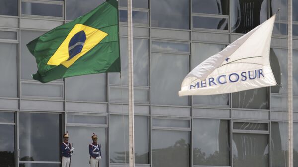 Bandeiras do Brasil e do Mercosul (foto de arquivo) - Sputnik Brasil