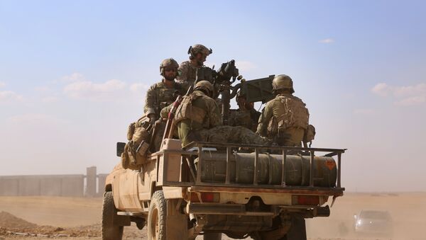Homens armados uniformizados das forças de operações especiais dos EUA na província de Raqqa. - Sputnik Brasil