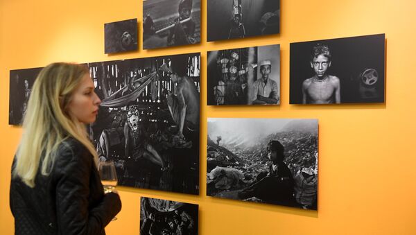 Uma visitante assiste ao Concurso Internacional de Fotografia Andrei Stenin 2018  em Moscou - Sputnik Brasil