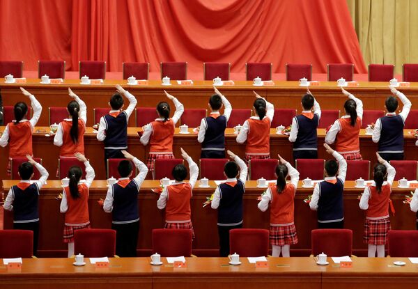 Estudantes durante evento que marca o 40º aniversário da reforma e abertura da China no Grande Salão do Povo, em Pequim, 18 de dezembro de 2018 - Sputnik Brasil