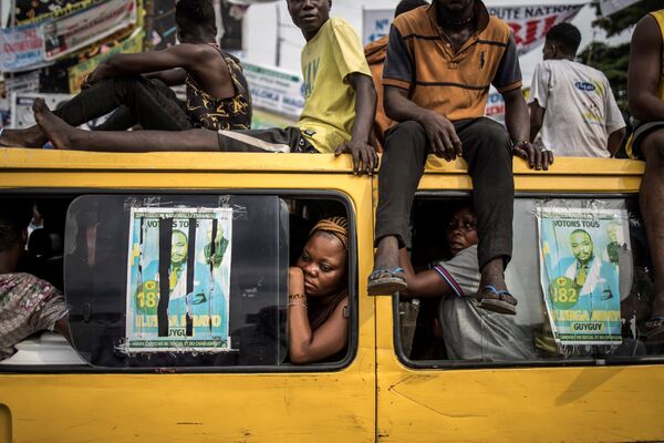 Passageiros de ônibus observando os defensores do líder da oposição Martin Fayulu, durante manifestação no Congo, 19 de dezembro de 2018 - Sputnik Brasil