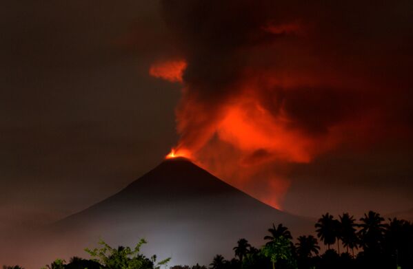 Vulcão Soputan cospe lava e cinzas durante erupção vista de vila em Minahasa, na ilha de Sulawesi, Indonésia, 16 de dezembro de 2018 - Sputnik Brasil