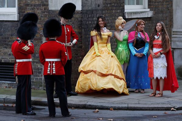 Welsh Guards, tropas de infantaria de elite do Exército britânico, ao lado de meninas fantasiadas de princesas da Disney, Londres, 17 de dezembro de 2018 - Sputnik Brasil