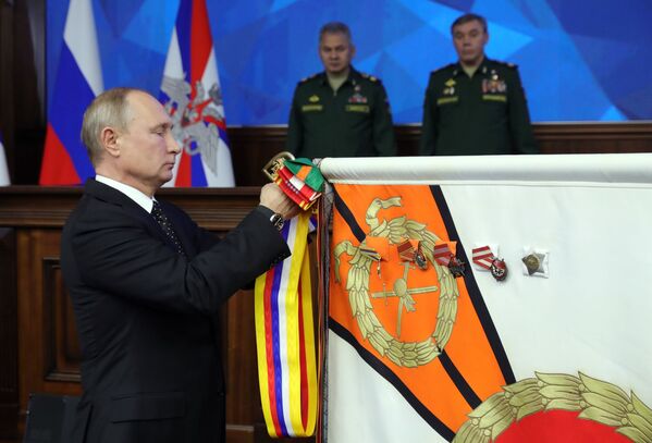 Presidente russo Vladimir Putin na cerimônia de adjudicação do Distrito Militar do Leste em reunião do conselho do Ministério da Defesa da Rússia - Sputnik Brasil