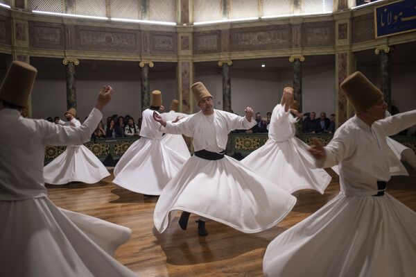 Cerimônia dedicada ao aniversário da morte de Jelaleddin Mevlana Rumi, poeta e fundador do sufismo, em Istambul, Turquia, 16 de dezembro de 2018 - Sputnik Brasil
