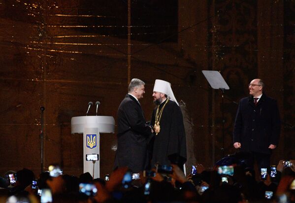 Presidente da Ucrânia Pyort Poroshenko junto com o bispo da nova Igreja Ortodoxa Ucraniana do Patriarcado de Kiev, na Ucrânia - Sputnik Brasil