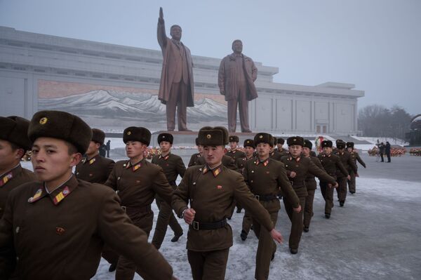 Soldados do Exército Popular da Coreia marcham após se curvar diante das estátuas dos líderes norte-coreanos Kim Il-sung e Kim Jong-il, em Pyongyang, Coreia do Norte, 17 de dezembro de 2018 - Sputnik Brasil
