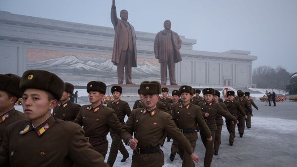 Soldados do Exército Popular da Coreia marcham após se curvar diante das estátuas dos líderes norte-coreanos Kim Il-sung e Kim Jong-il, em Pyongyang, Coreia do Norte, 17 de dezembro de 2018 - Sputnik Brasil