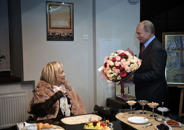 Presidente russo, Vladimir Putin, parabeniza Galina Volchek, diretora artística do Teatro Sovremennik, 19 de dezembro de 2018 - Sputnik Brasil