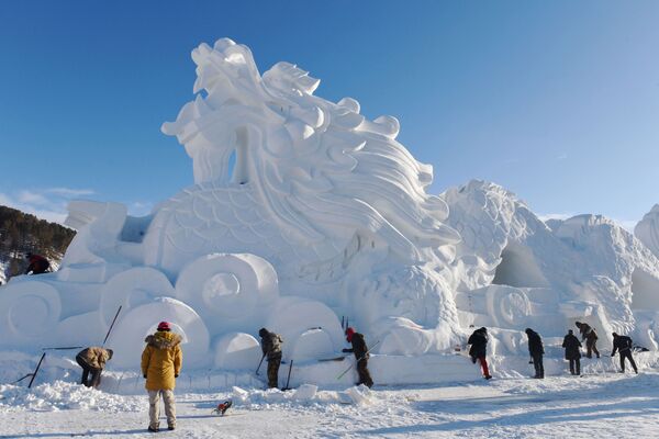 Escultura de um dragão feito de gelo e neve para preparação da temporada turística de inverno na China - Sputnik Brasil
