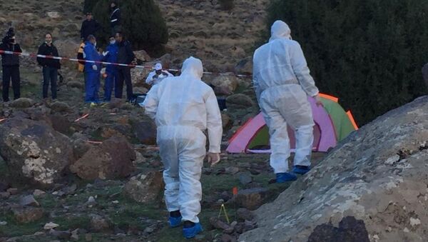 Nesta foto fornecida pelo canal de notícias marroquino 2M, uma equipe forense é vista na área onde duas mulheres escandinavas foram encontradas mortas, perto de Imlil nas montanhas do Alto Atlas, Marrocos - Sputnik Brasil
