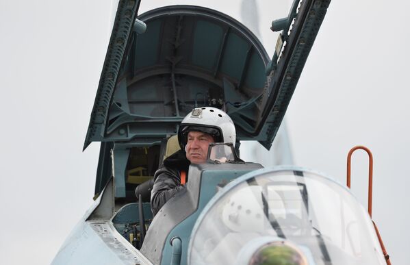 Piloto na cabina de um caça Su-30M2 no aeródromo de Belbek, perto de Sevastopol - Sputnik Brasil