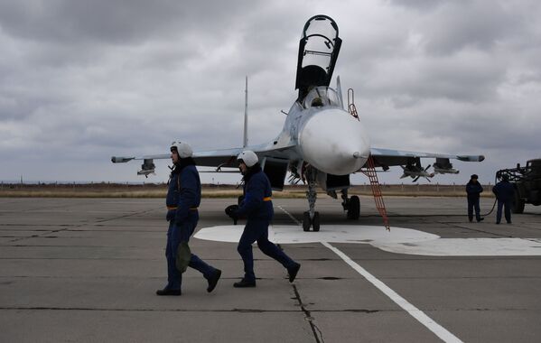 Pilotos de caças Su-30M2 no aeródromo de Belbek, perto de Sevastopol - Sputnik Brasil