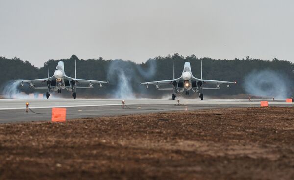 Caça Su-30M2 no aeródromo de Belbek, perto de Sevastopol - Sputnik Brasil