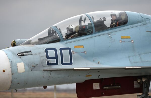 Pilotos na cabina de um caça Su-30M2 no aeródromo de Belbek, perto de Sevastopol - Sputnik Brasil