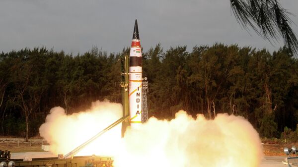 Míssil indiano Agni-5 durante lançamento (imagem referencial) - Sputnik Brasil