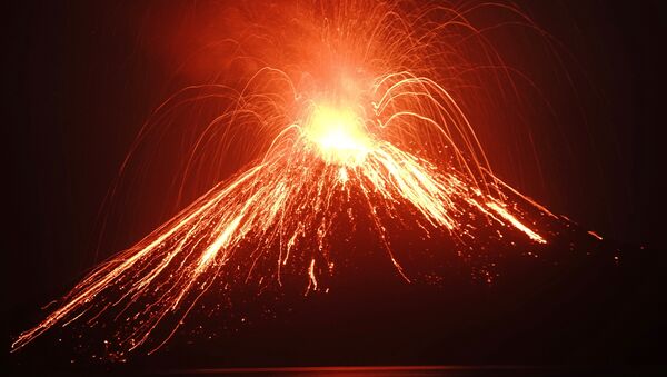 Vulcão Anak Krakatoa, localizado no estreito de Sunda - Sputnik Brasil