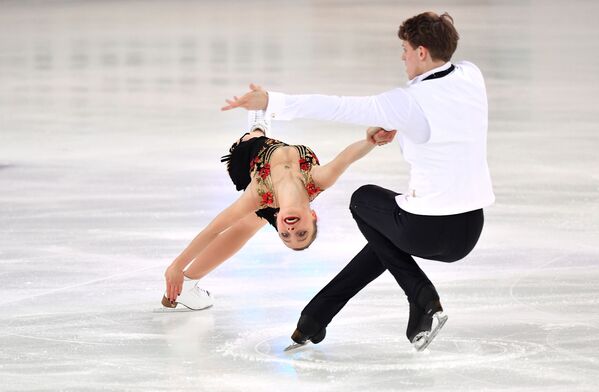 Aleksandra Boikova e Dmitry Kozlovsky, patinadores russos, durante competição de patinação artística na Rússia - Sputnik Brasil