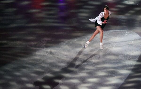 Dançarina de gelo, Yevgenia Medvedeva, apresenta-se no Campeonato Russo de Patinação Artística no Gelo, na cidade russa de Saransk - Sputnik Brasil