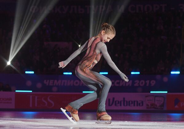 Aleksandra Trusova, campeã mundial júnior de 2018, no início de sua apresentação do concurso russo de patinação no gelo, em Saransk, na Rússia - Sputnik Brasil