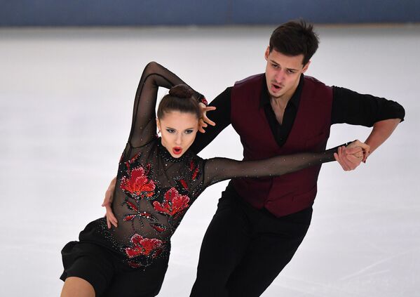Patinadores artísticos de gelo, Annabelle Morozov e Andrei Bagin, durante concurso de patinação, Saransk (Rússia) - Sputnik Brasil