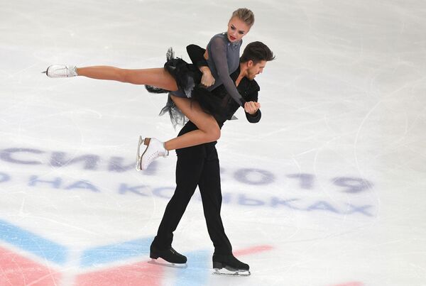 Aleksandra Stepanova e Ivan Bukin, dançam no gelo enquanto se apresentam no concurso russo de patinação, na cidade russa de Saransk - Sputnik Brasil
