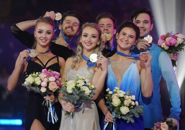 Patinadores do gelo russos posam para foto e mostram suas medalhas do Campeonato Russo de Patinação Artística no Gelo, na cidade russa de Saransk - Sputnik Brasil