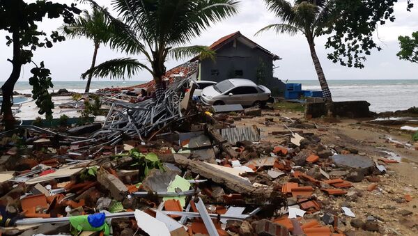 Последствия цунами в Индонезии - Sputnik Brasil