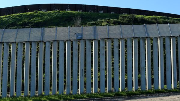Muro que separa os EUA do México. - Sputnik Brasil