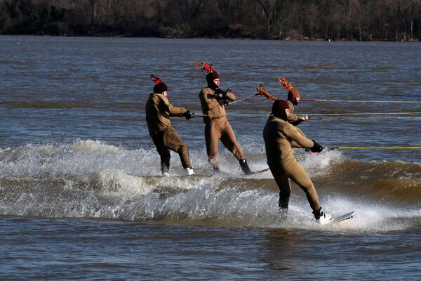 Люди в костюмах оленей во время катания на водных лыжах в США - Sputnik Brasil