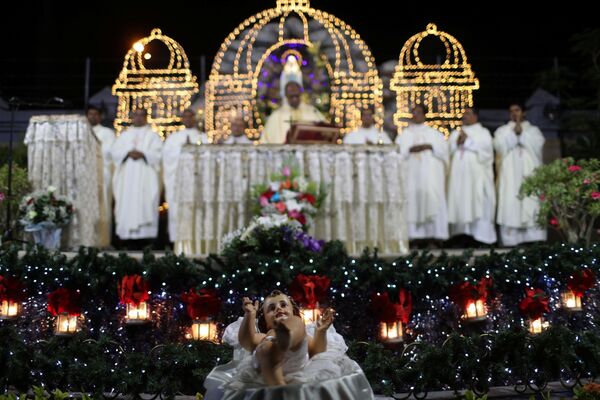 Missa de Natal na Igreja Católica de Santa Maria em Dubai, nos Emirados Árabes Unidos, 24 de dezembro de 2018 - Sputnik Brasil