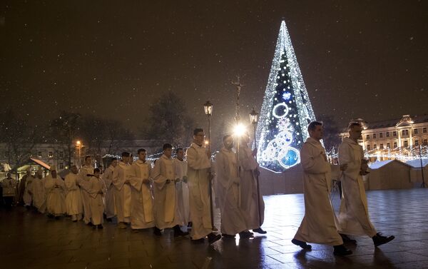 Clérigos durante a missa de Natal na Lituânia, em 24 de dezembro de 2018 - Sputnik Brasil
