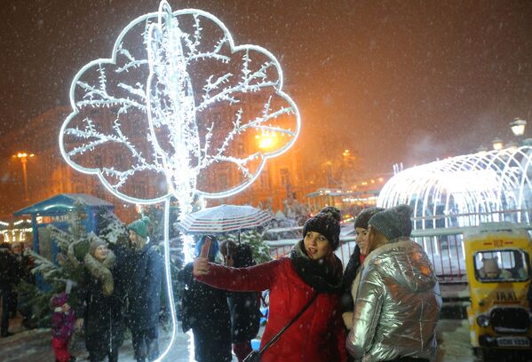 Residentes e turistas da capital ucraniana celebram o Natal católico na Praça de Sofia, em Kiev, Ucrânia, 25 de dezembro de 2018 - Sputnik Brasil