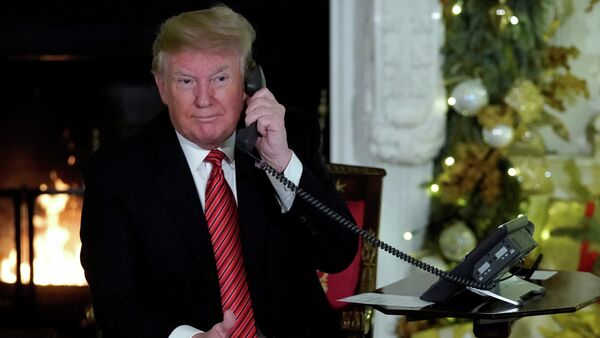 Donald Trump, presidente dos EUA, participa da linha direta com crianças do projeto NORAD monitora o Papai Noel, na Casa Branca em Washington - Sputnik Brasil