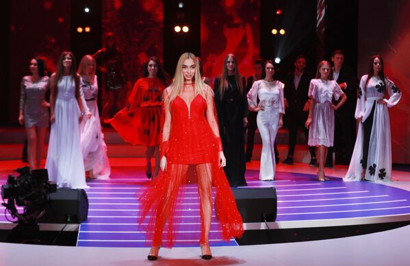 Participante russa do concurso Miss Moscou 2018, Viktoria Ivankova, posa para foto com vestido vermelho, 24 de dezembro de 2018 - Sputnik Brasil