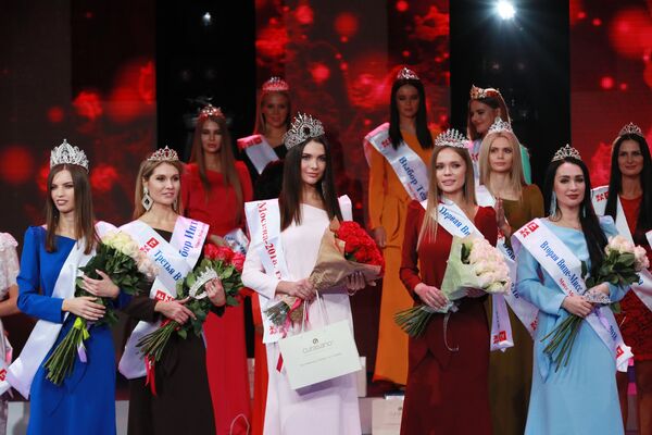 Participantes russas, segurando flores, posam para foto durante competição de beleza Miss Moscow 2018 (Rússia), 24 de dezembro de 2018 - Sputnik Brasil