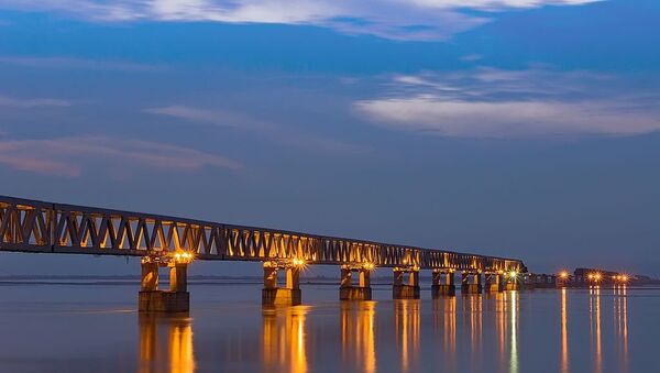 Ponte de Bogibeel é uma ponte combinada de estrada e de trilho de ferro, localizada no distrito de Dibrugarh, no estado indiano de Assam - Sputnik Brasil