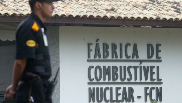 Soldado em frente a uma fábrica de combustíveis nucleares. - Sputnik Brasil