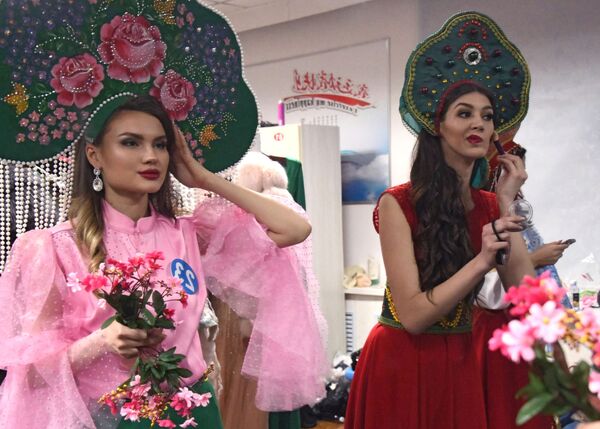 Russas se preparam para mostrar trajes nacionais no concurso internacional Enviadas da Beleza 2018 - Sputnik Brasil