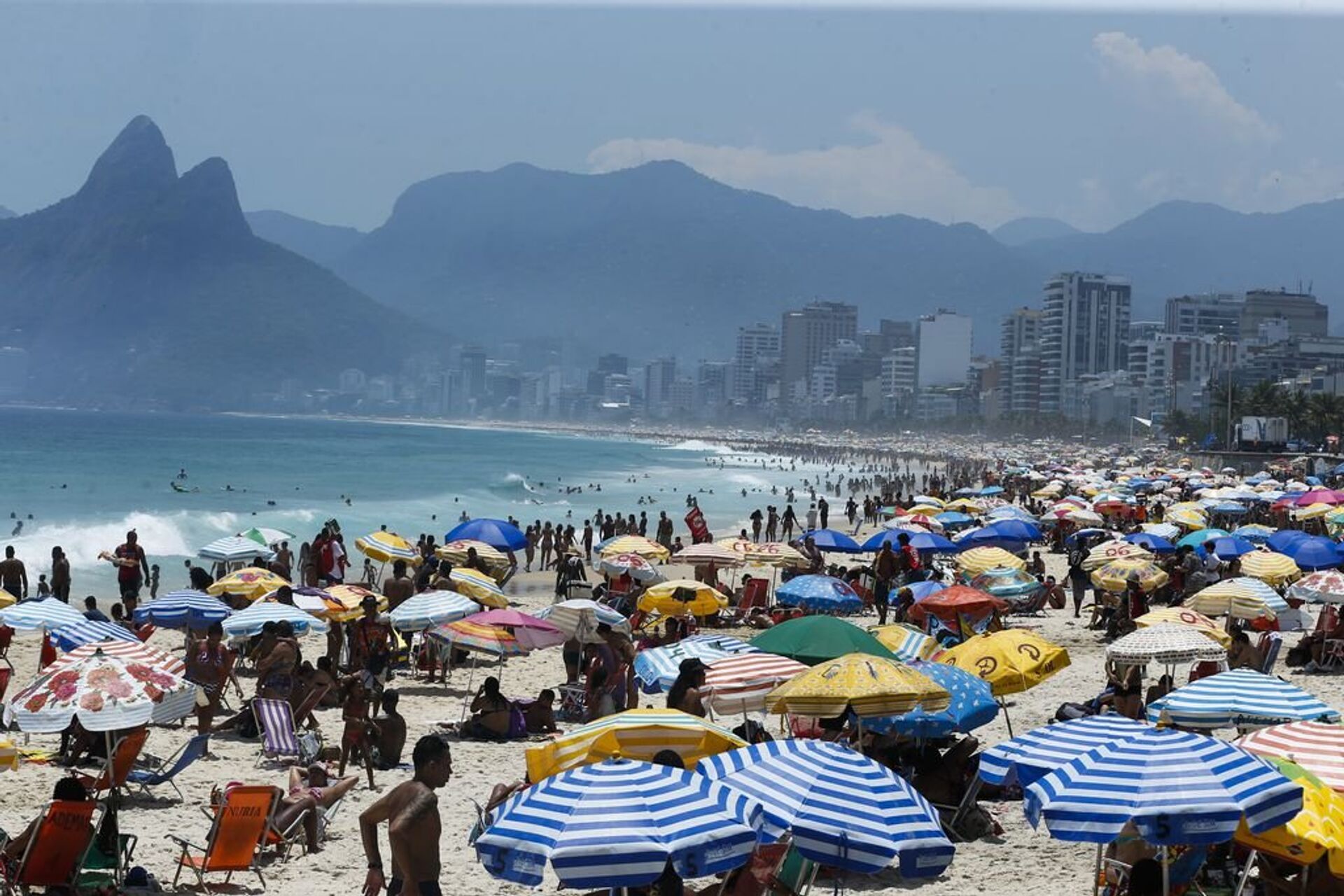 Cariocas e turistas aproveitam dia de praia no Rio de Janeiro - Sputnik Brasil, 1920, 11.02.2022