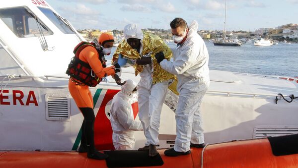 Imigrante que sobreviveu a naufrágio desembarca no porto de Lampedusa, Itália - Sputnik Brasil