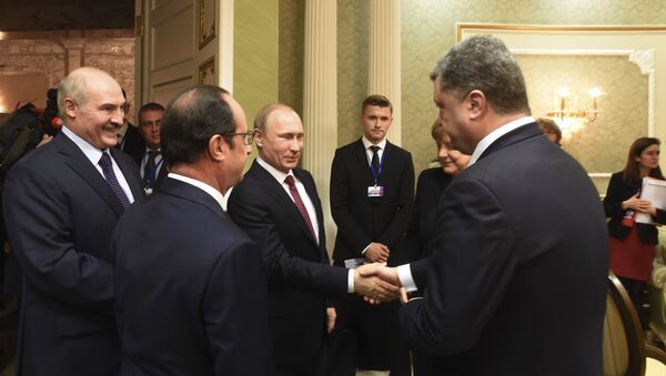 Vladimir Putin (E), presidente da Rússia, e Pyotr Poroshenko, presidente da Ucrânia - Sputnik Brasil