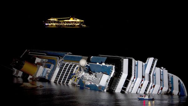 Imagem do navio de cruzeiro Costa Concordia naufragado na Itália - Sputnik Brasil