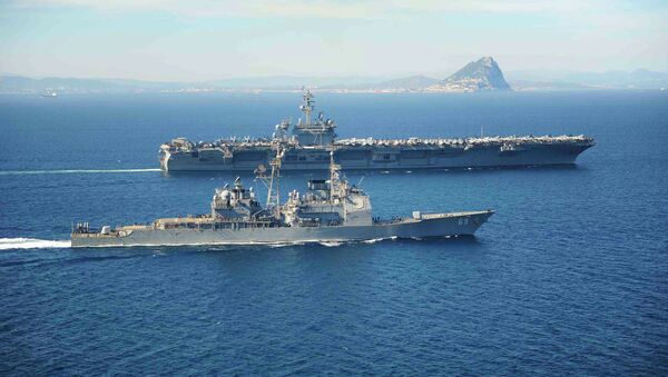 USS Vicksburg escoltando o porta-aviões USS Theodore Roosevelt enquanto passam pela Pedra de Gibraltar no Mar Mediterrâneo - Sputnik Brasil