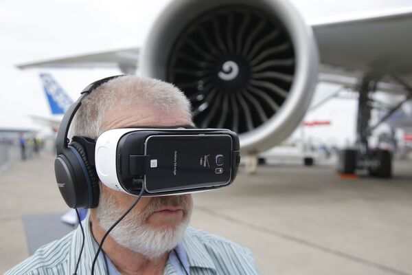 Um visitante do salão aeonáutico em Le Bourget assiste a uma apresentação 3D da Boeing - Sputnik Brasil