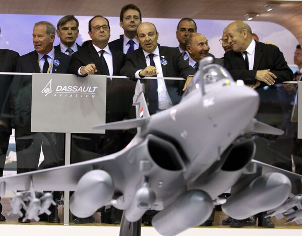 O presidente da França, François Hollande (terceiro da esquerda) no stand da companhia francesa Dassault - Sputnik Brasil