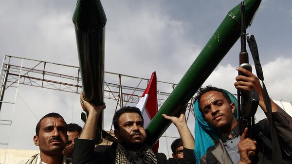 Apoiantes dos rebeldes houthis mostram modelos de mísseis durante uma manifestação na capital do Iêmen. - Sputnik Brasil