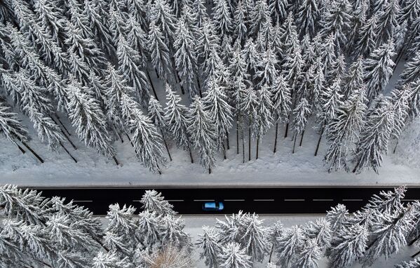 Vista aérea de uma floresta durante o inverno mostra um carro que conduz através da região dos Montes Metalíferos, na Alemanha Oriental, 14 de dezembro de 2018 - Sputnik Brasil