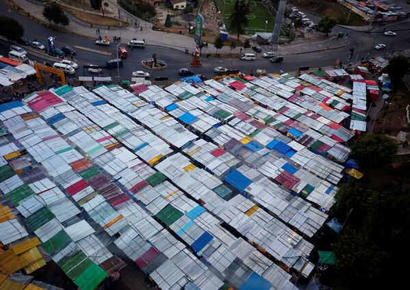 Imagem mostra vista aérea de um mercado em La Paz, Bolívia, em 14 de dezembro de 2018 - Sputnik Brasil