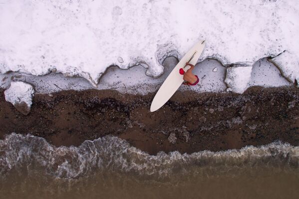 Atleta russo, Aleksandr Orlov, fechando temporada de windsurf na estação de surf Boomerang, na costa da região de Novossibirsk, Rússia - Sputnik Brasil